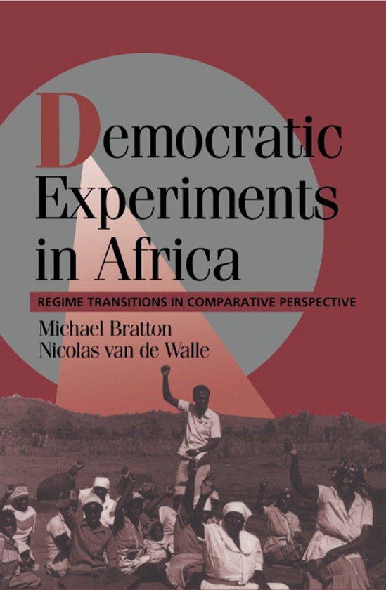 Boekomslag van "Democratic Experiments in Africa" met een foto van mensen die hun handen opsteken in de lucht.