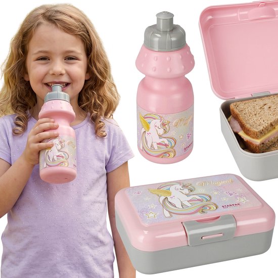 Collage avec une fille souriante, une gourde rose et une boîte à lunch rose, toutes avec un motif de licorne.