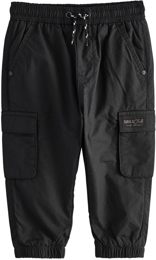 Zwarte cargobroek met trekkoord, cargo zakken en elastische boorden.