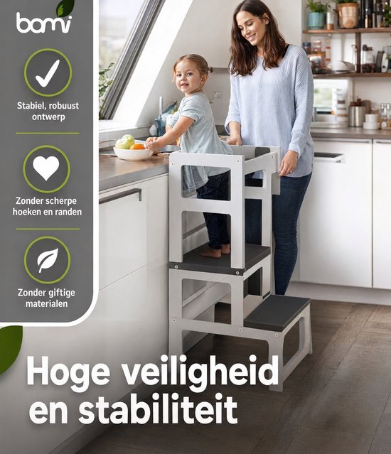 Moeder en dochter bij de keuken. Dochter staat in de witte leertoren. Opdruk 'Hoge veiligheid en stabiliteit'.