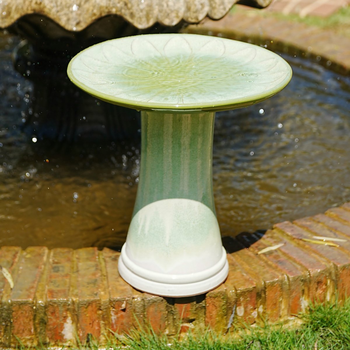 OKWISH Tuinbeeld Vogelbad – Ø43 x 45 cm – Handgemaakt Keramiek – Groen-Wit Verloop – Voor Tuin En Terras – Vorstbestendig