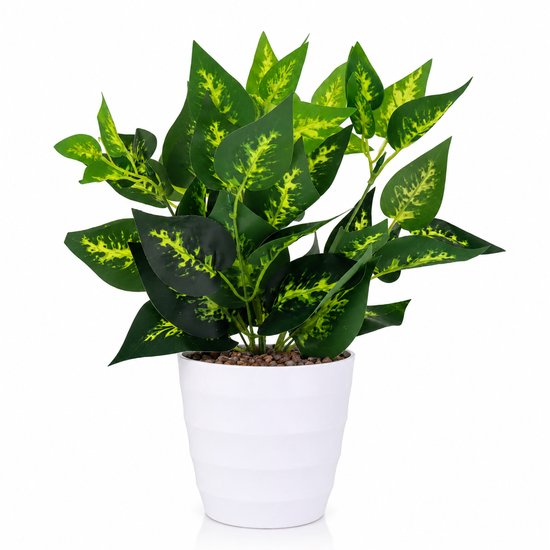Kunstplant met groen en geel gevlekte bladeren in een gestreepte witte pot, geïsoleerd op witte achtergrond.
