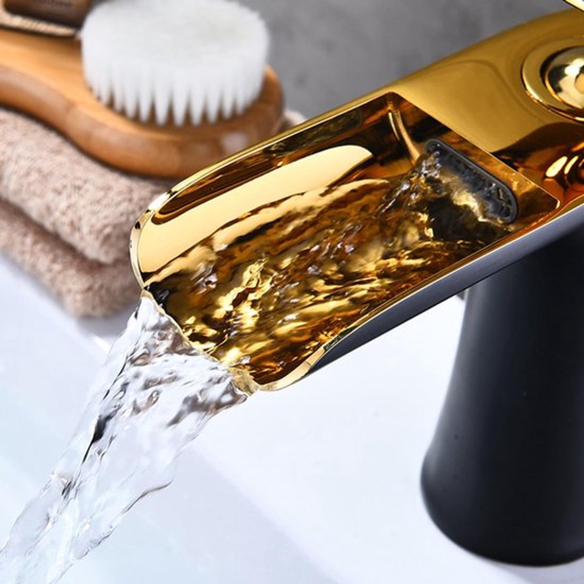 Goudkleurige Waterval Wastafelkraan – Luxe Verhoogde Mengkraan voor Opbouw Waskom
