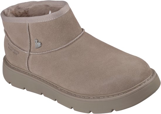 Beige suède laars met bontvoering, Skechers Slip-Ins logo en hartvormige versiering.