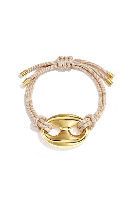 Nude satijnkoord armband met goudkleurig gesp detail.