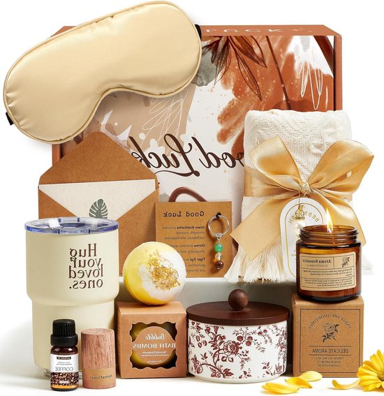 Vue d'ensemble d'un coffret cadeau bien-être comprenant un masque pour les yeux, une serviette, un gobelet, une bougie, une bombe de bain, et plus.