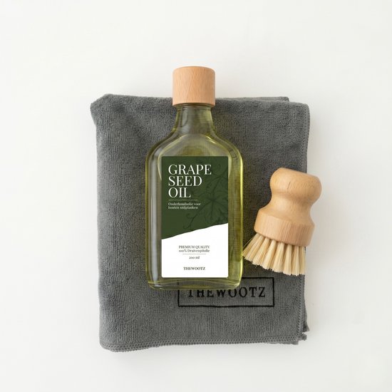 Fles druivenpitolie (200ml), grijze microvezeldoek en houten borstel met zachte haren.
