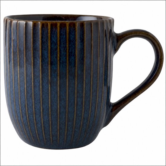 Blauwe mok met verticale ribbels en een bruin handvat.