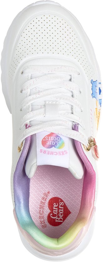 Binnenzijde van witte sneaker met Care Bears-print, Skechers logo en regenboogdetails.