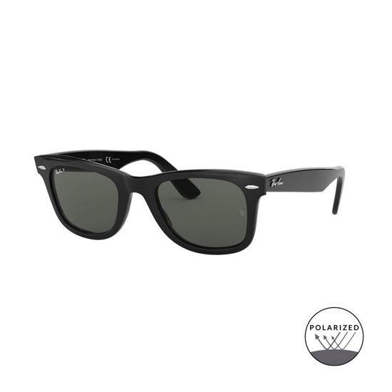 Zwarte Ray-Ban Wayfarer zonnebril met groene glazen en Ray-Ban logo op de poot. Gepolariseerd.