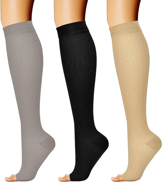 Drie paar compressiesokken tot de knie: grijs, zwart en beige. Allemaal met open teen en geribd.