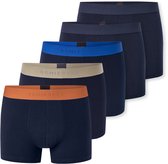Vijf donkerblauwe boxershorts op een rij, met verschillende kleuren banden: bruin, beige, blauw, donkerblauw en donkerblauw.