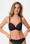 Model draagt een zwarte LingaDore kanten BH en bijpassende zwarte slip, vooraanzicht.