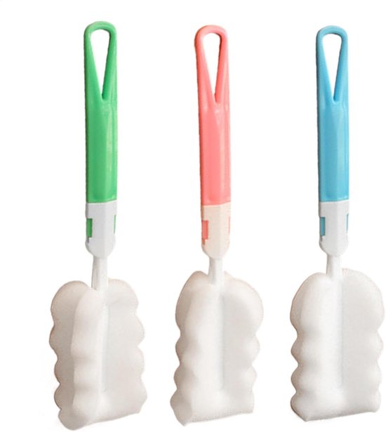 Drie spons borstels met lange handvatten in groen, roze en blauw.