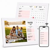 Digitale fotolijst en smartphone die synchroon lopen. Familiefoto op beide schermen.