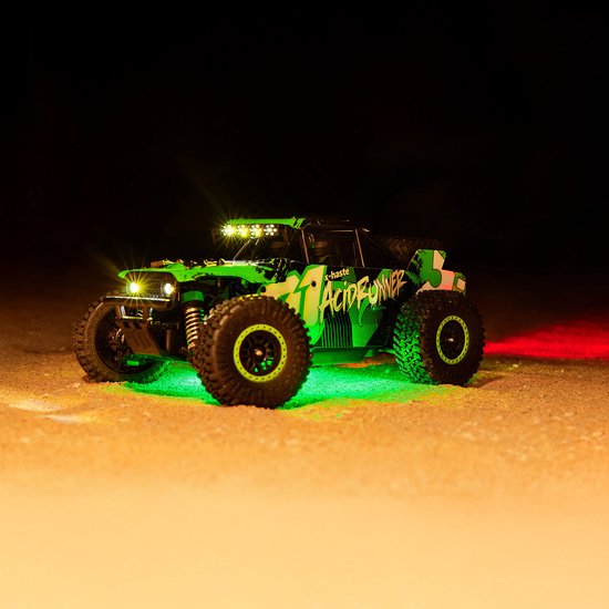 Groene 'Acid Runner' RC auto 's nachts met led-verlichting en rode en groene lichteffecten.