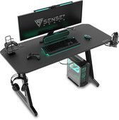 Zwart gamingbureau met computer, monitor, toetsenbord, muis, controllers, headset en drankhouder.