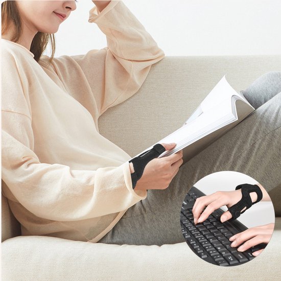 Vrouw met zwarte polsbrace leest een boek, met inzetfoto van iemand die op een toetsenbord typt.