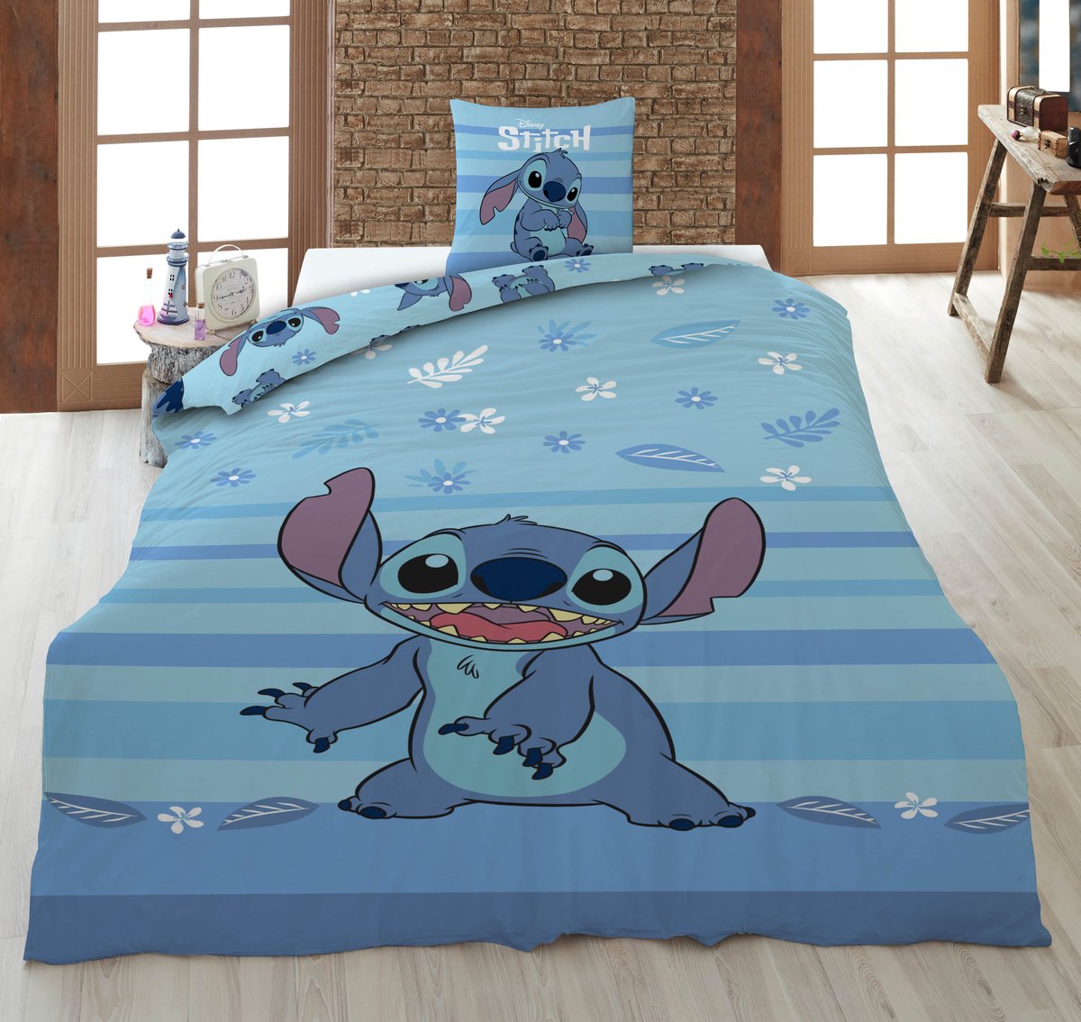 Dekbedovertrek Disney Stitch 140x200cm + Kussensloop 65x65cm – Lichtblauw Bloemen – Polykatoen – Officiële Disney Licentie