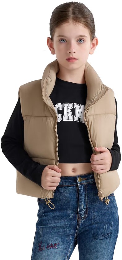 Meisje met beige opstaande kraag puffer bodywarmer, zwarte top met 'CKM' tekst, blauwe jeans.