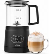 Zwarte melkopschuimer met glazen kan, met een display waarop 65°C staat. Een kopje cappuccino staat ernaast. De tekst is "Olvy".