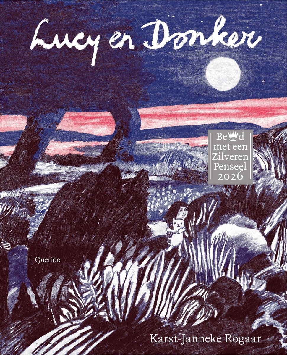 Een illustratie van de kaft van 'Lucy en Donker' met een meisje dat een knuffelbeer vasthoudt, zittend op een heuvel onder een grote boom en maan. Tekst: 'Lucy en Donker', 'Bed met een Zilveren Penseel 2026', 'Querido', 'Karst-Janneke Rogaar'.