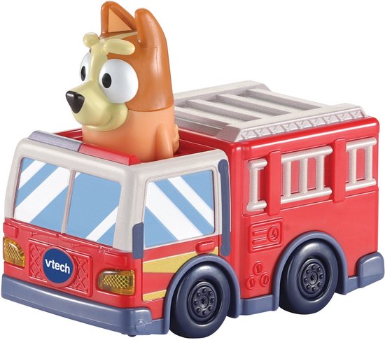 Rode speelgoed brandweerwagen met Bingo de hond van Bluey, gezien vanaf de zijkant.