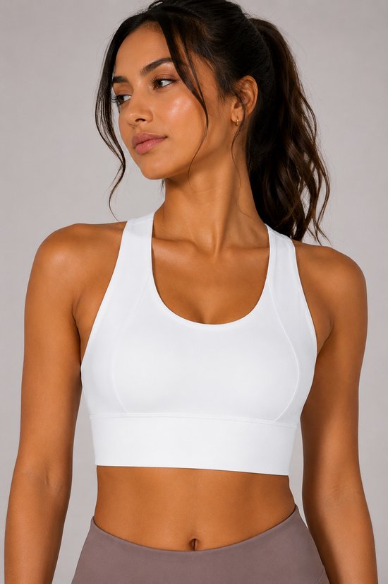 Wit SparkNine sportbeha met ronde hals en racerback, gedragen door een model met donker haar.