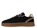 Zwarte sneaker met luipaardprint accent op de hak. Bruine zool met "Maruti" logo.