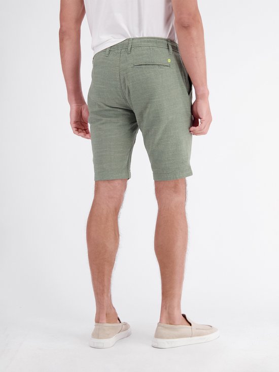 Groene chino shorts met trekkoord, gedragen door een man.