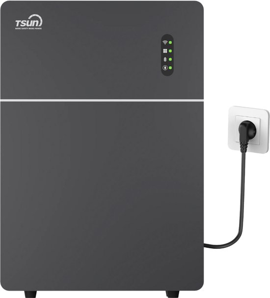 Donkergrijze thuisbatterij met logo en statuslampjes, aangesloten op een stopcontact.