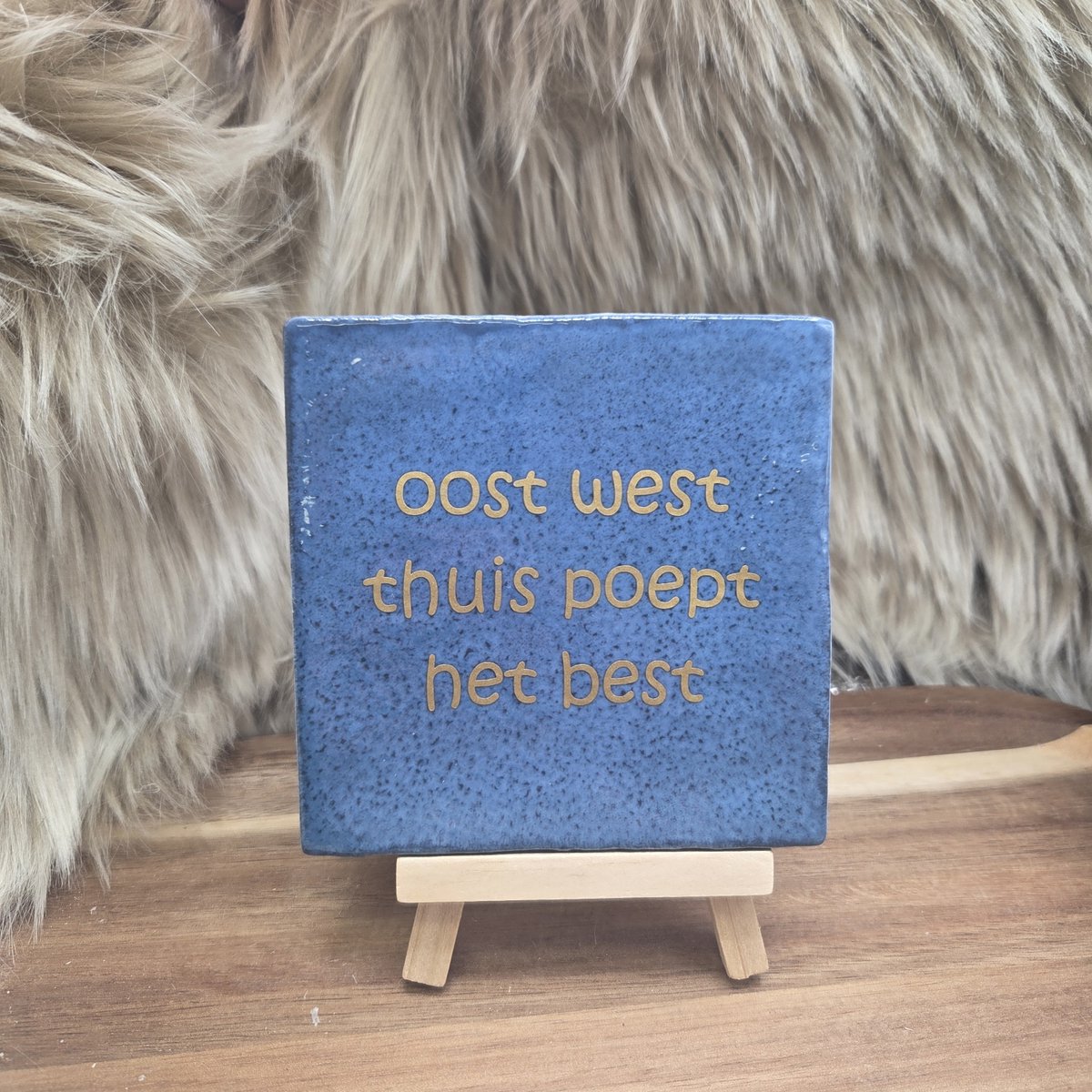 CreaCraft Robuust wenstegeltje “oost west thuis poept het best” – 10x10 cm – Humoristische Wanddecoratie & Cadeau – Cadeau vrienden,zomaar – Humor tegeltje - Grappige tekst – WC decoratie humor – Trendy nu – Decoratief Tegeltje met Standaard – Cadeau Idee Robuust donkerblauw/Goud