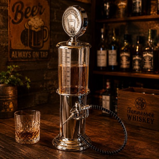 Een drankdispenser in de vorm van een benzinepomp, gevuld met amberkleurige drank, met een maatbeker en een slang met pistool.