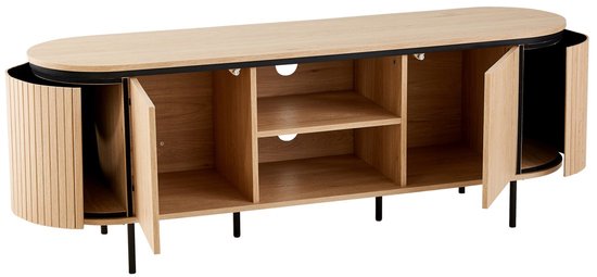 Open houten tv-meubel met geribbelde deuren, open vakken en zwarte rand, op zwarte pootjes.