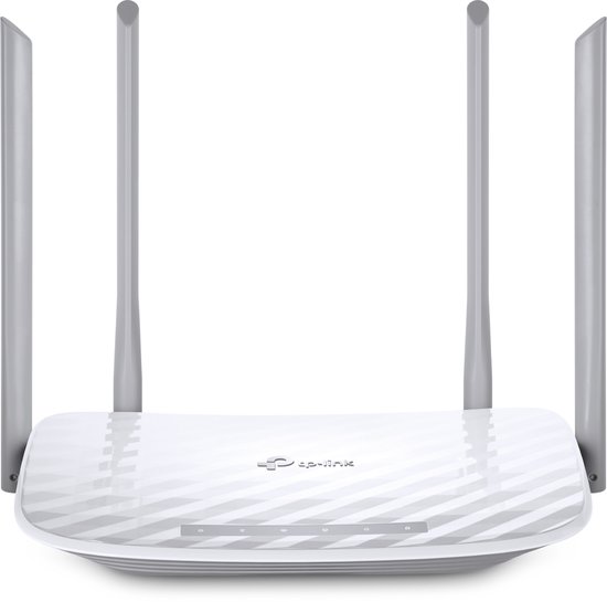 Witte TP-Link Archer C50 AC1200 router met vier antennes en een gestreept patroon.