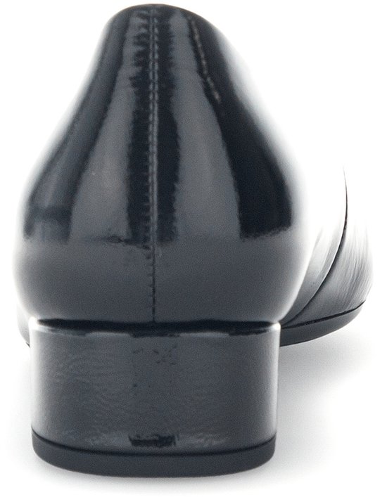 Arrière d'une ballerine Gabor noire vernie avec petit talon bloc.