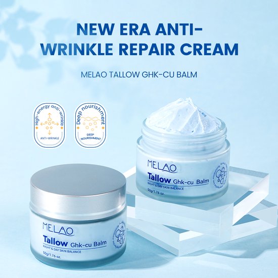 MELAO Tallow GHK-CU Balm potten. Een pot is geopend met crème zichtbaar; twee potten staan op transparante blokken.