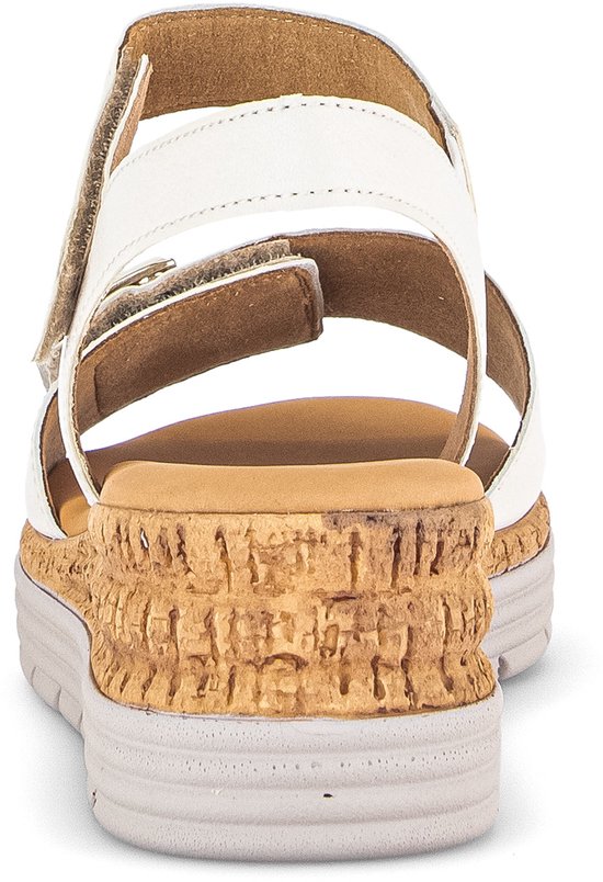 Achterkant van witte sandalen met klittenbandsluiting en kurk-effect zool.