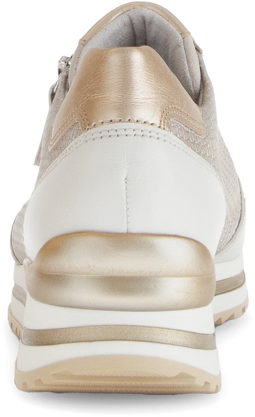 Achterkant van een beige leren sneaker met gouden hieldetail en dikke zool.