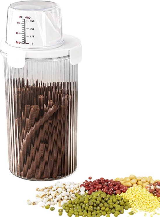 Een doorzichtige container met geribbelde zijkanten, gevuld met bruine, lange koekjes. Naast de container liggen hoopjes diverse granen en peulvruchten.