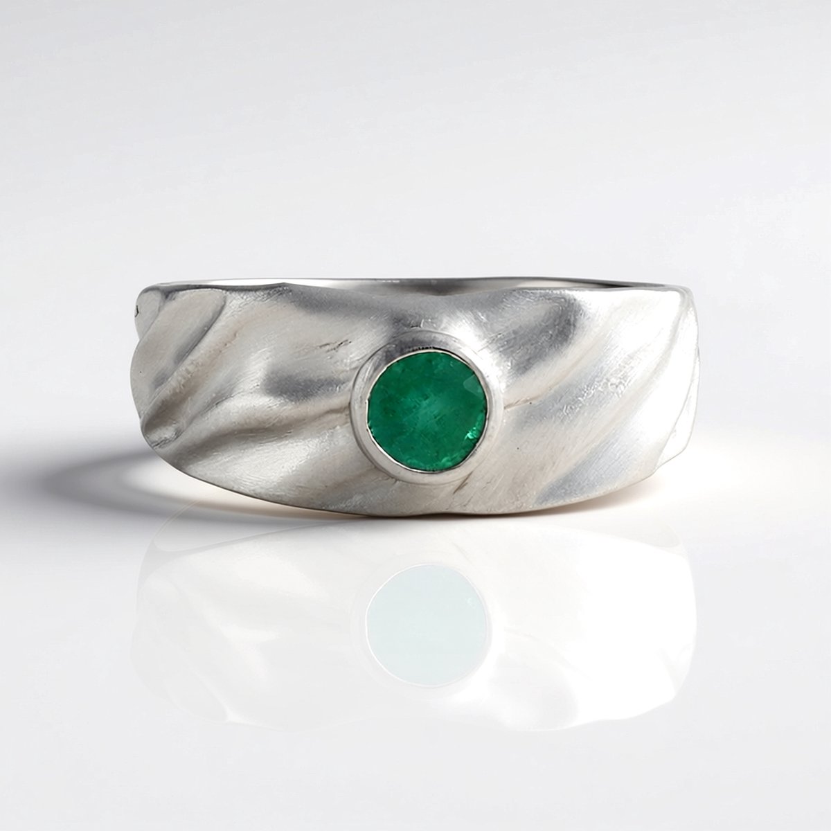 Cavill - Zilveren ring met platina coating - 925 Sterling Zilver - Colombiaanse ronde smaragd 0,324 ct - Bezel gezet - Uniek elegant ontwerp