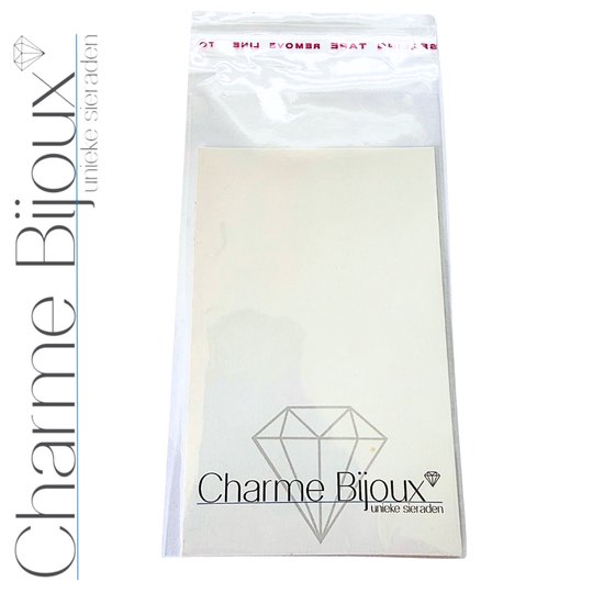 Verpakking van "Charme Bijoux" met merklogo en "unieke sieraden".