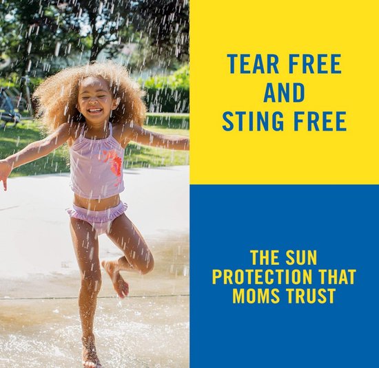 Meisje in paars bikini sproeit met water. "Tear Free and Sting Free".
