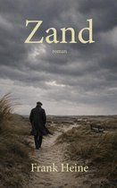 Een man met een donkere jas en pet loopt over een zandpad door de duinen, met de tekst 'Zand' en 'Frank Heine'.