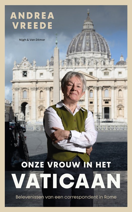 Andrea Vreede staat met gekruiste armen voor het Vaticaan in een groen vest, wit shirt en horloge. De titel "Onze vrouw in het Vaticaan" staat erop.