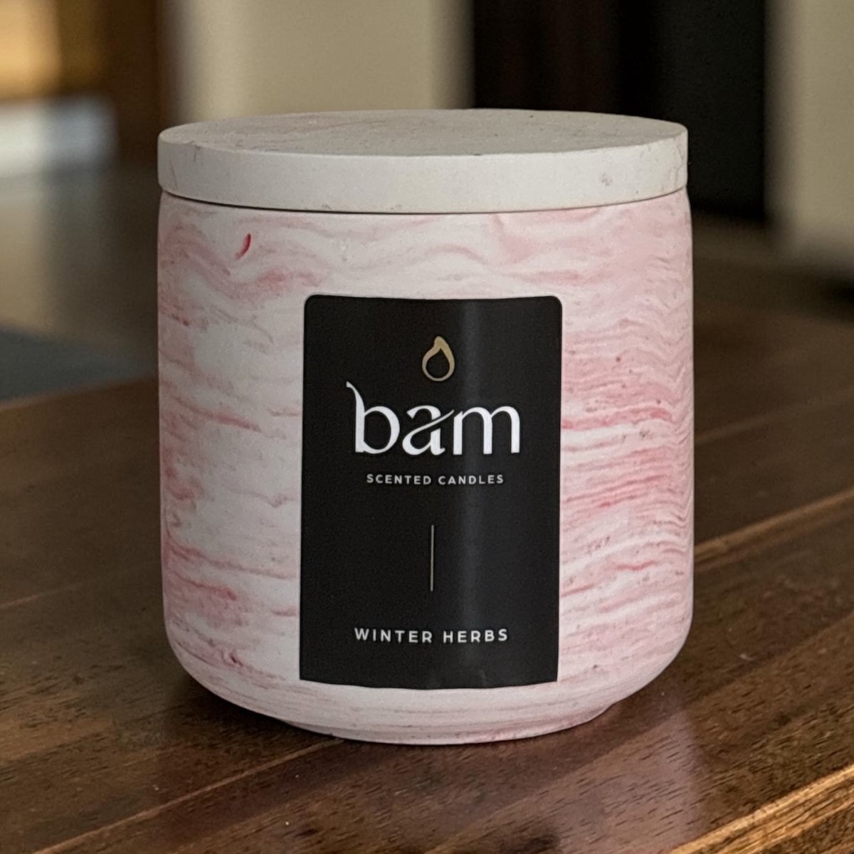 BAM Kaarsen Winter Herbs Geurkaars – Zonnebloemwas – Houten Lont – Rood Gemarmerd Rond Potje met Deksel – 140 g - winter kruiden