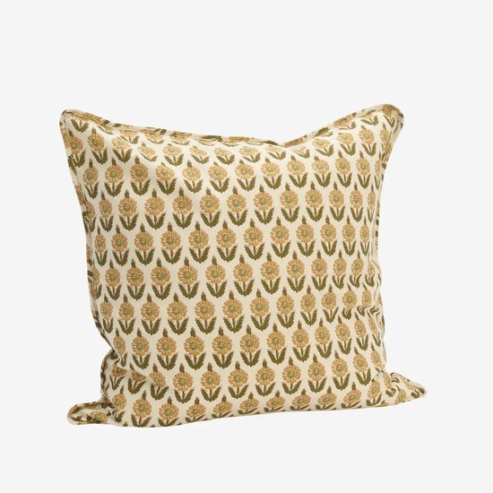 Kussenhoes van 50x50cm in off white met een repetitief patroon van gele en groene bloemen.