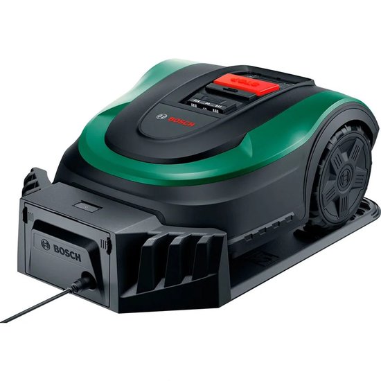 Bosch robotmaaier op zwart laadstation met stekker.
