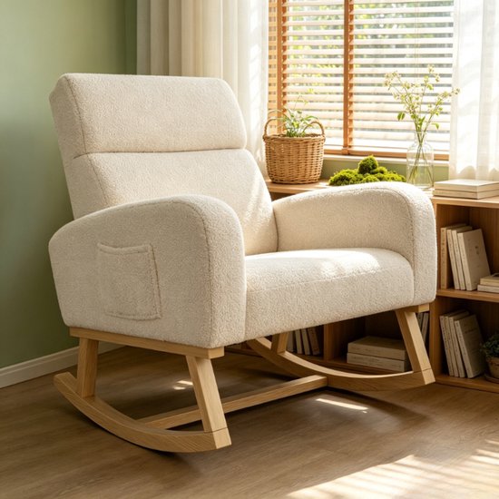 Fauteuil à bascule en peluche beige à dossier haut, avec un magazine dans la poche latérale, dans un salon.