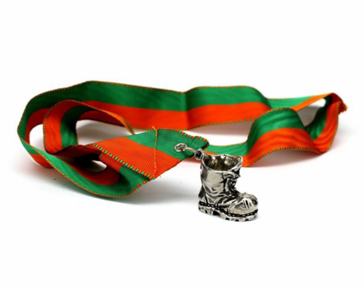 Medaille 4Daagse Nijmegen - wandelschoen - tin - Vierdaagse - oranje groen lint